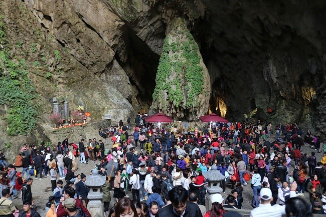 Dịp Tết Nguyên đán: Chùa Hương đón hơn 9 vạn khách