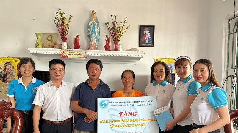 Trao tặng mô hình sinh kế cho phụ nữ công giáo có hoàn cảnh khó khăn
