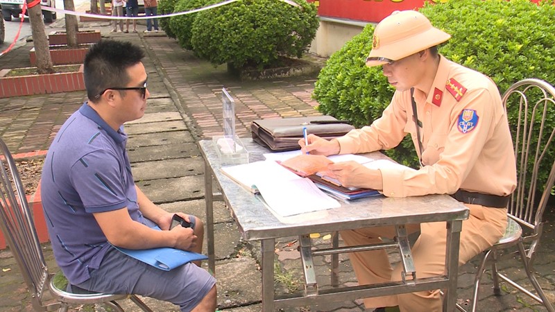 Ra quân xử lý xe khách và container vi phạm giao thông