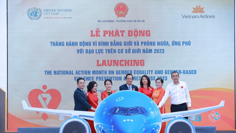 Phụ nữ và nam giới được bình đẳng và thụ hưởng như nhau