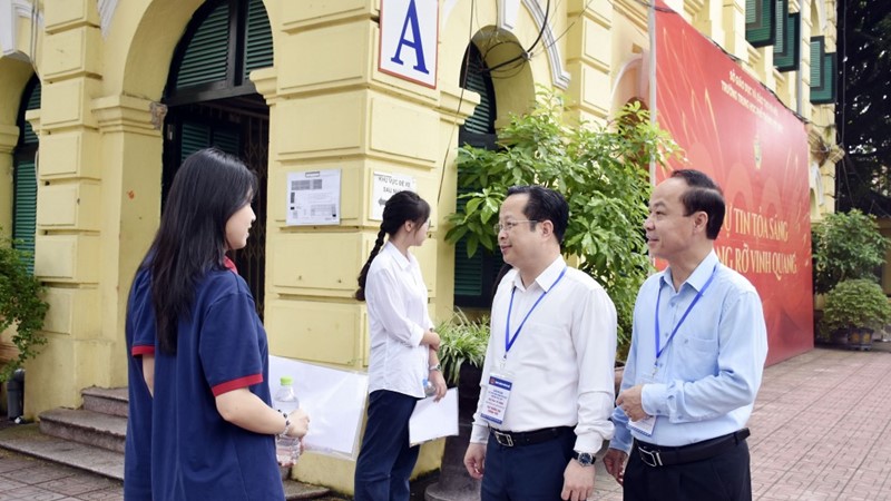 Giám đốc Sở Giáo dục và Đào tạo Hà Nội động viên thí sinh thi vào lớp 10