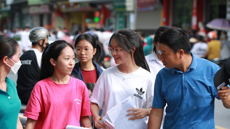 Hơn 1 triệu thí sinh thi xong môn Toán: Đề thi vừa sức, có độ phân hóa 