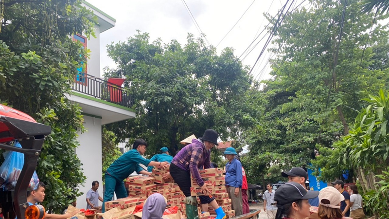 Chiếc thuyền tự chế của người trưởng thôn vùng rốn lũ