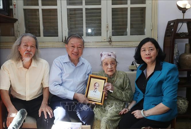 Tổng Bí thư, Chủ tịch nước Tô Lâm tri ân cố nhạc sĩ Văn Cao và cố họa sĩ Bùi Trang Chước
