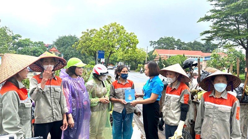 Liên đoàn Lao động quận Hà Đông hỗ trợ người lao động bị ảnh hưởng bão lũ
