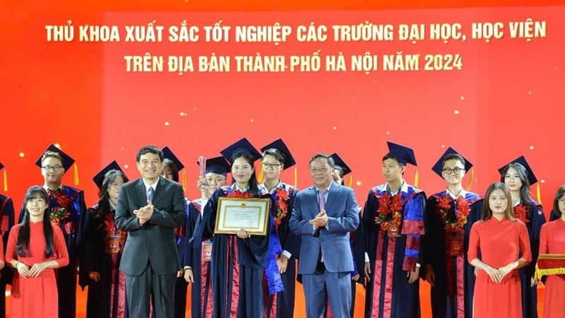 Hà Nội: Tuyên dương 100 thủ khoa xuất sắc, thu hút nhân tài để phát triển