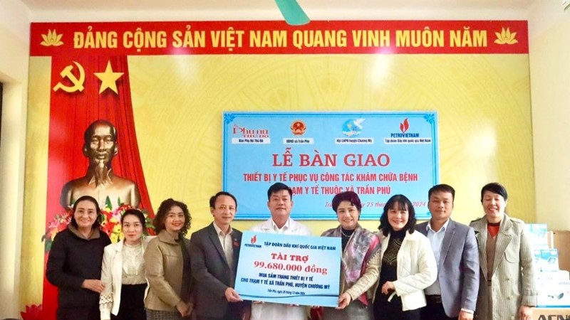 Báo Phụ nữ Thủ đô bàn giao thiết bị y tế cho xã Trần Phú, huyện Chương Mỹ