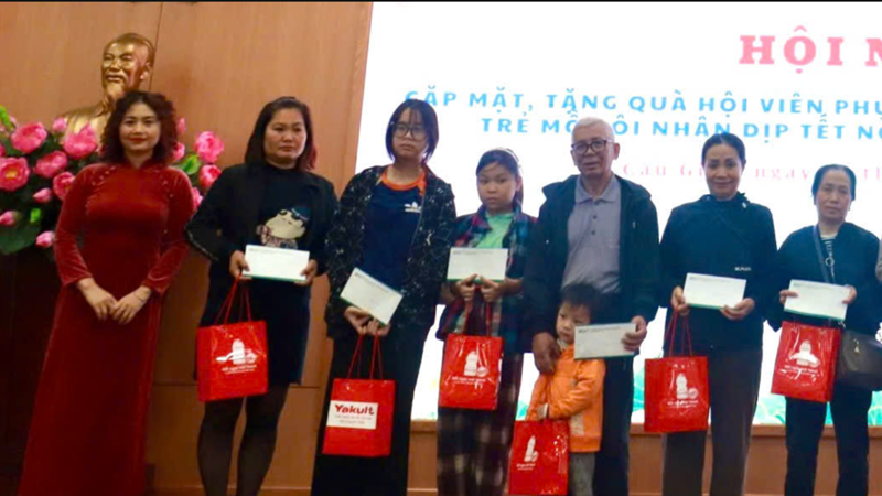 Báo Phụ nữ Thủ đô trao 20 suất quà Tết cho phụ nữ và trẻ em khó khăn quận Cầu Giấy