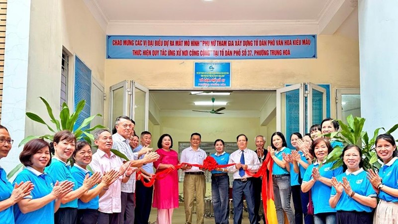 Ra mắt các mô hình phụ nữ thực hiện quy tắc ứng xử nơi công cộng