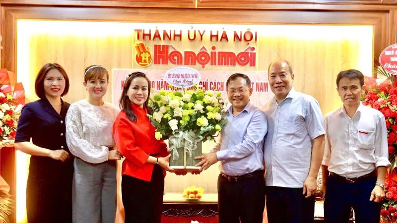 Hội LHPN Hà Nội thăm, chúc mừng nhân kỷ niệm 100 năm ngày Báo chí cách mạng Việt Nam