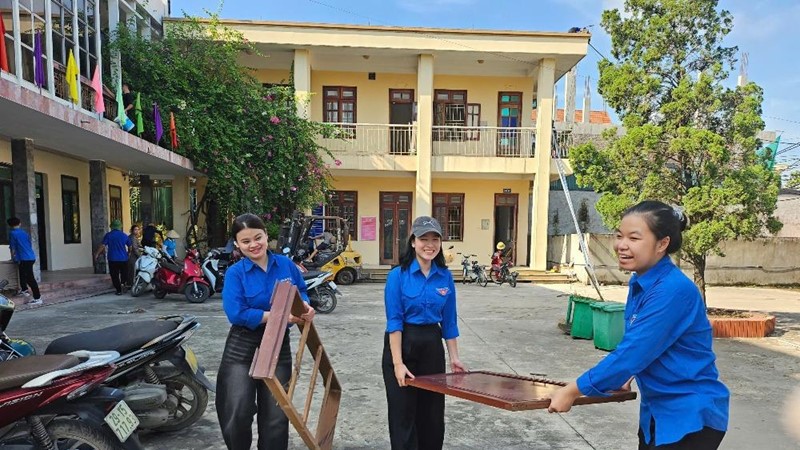 Đoàn thanh niên xã Hồng Vân ra quân tổng vệ sinh môi trường