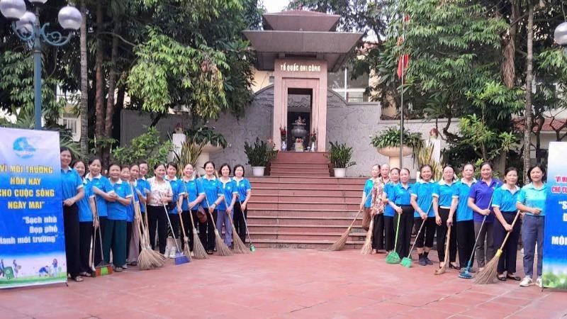 Phụ nữ phường Cầu Giấy ra quân tổng vệ sinh môi trường 