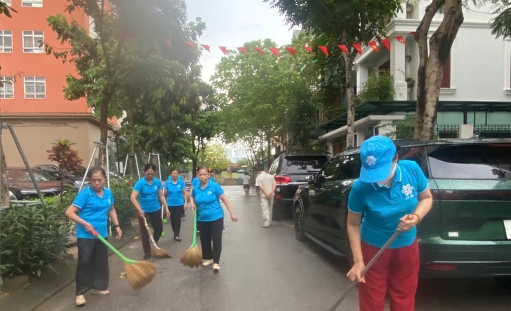 Phụ nữ Đại Mỗ tích cực ra quân tổng vệ sinh môi trường chào mừng phường mới 