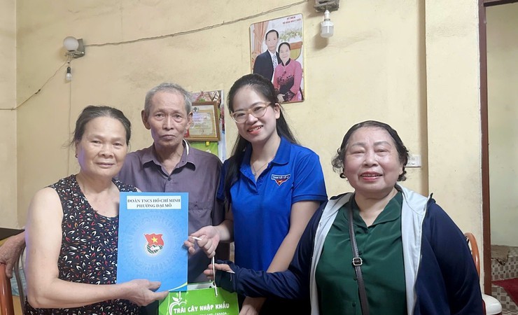 Đoàn Thanh niên phường Đại Mỗ thăm hỏi cựu thanh niên xung phong tiêu biểu