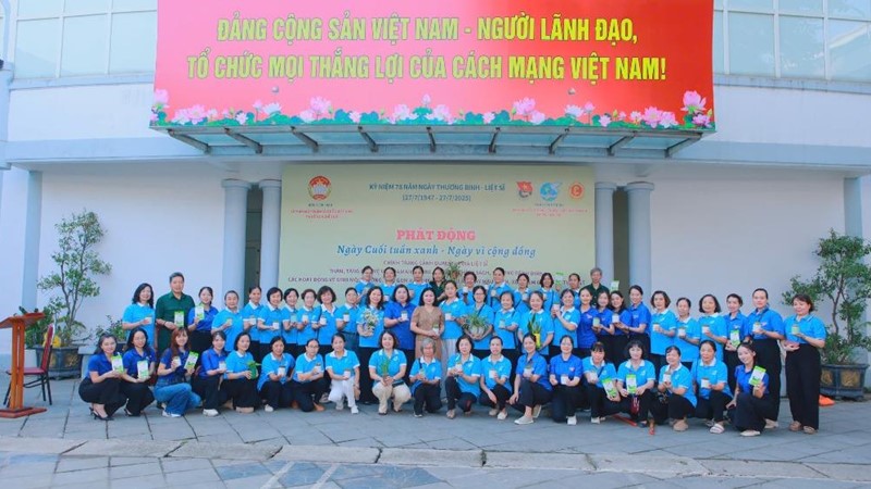 Phụ nữ, thanh niên và cựu chiến binh phường Nghĩa Đô ra quân Ngày cuối tuần xanh