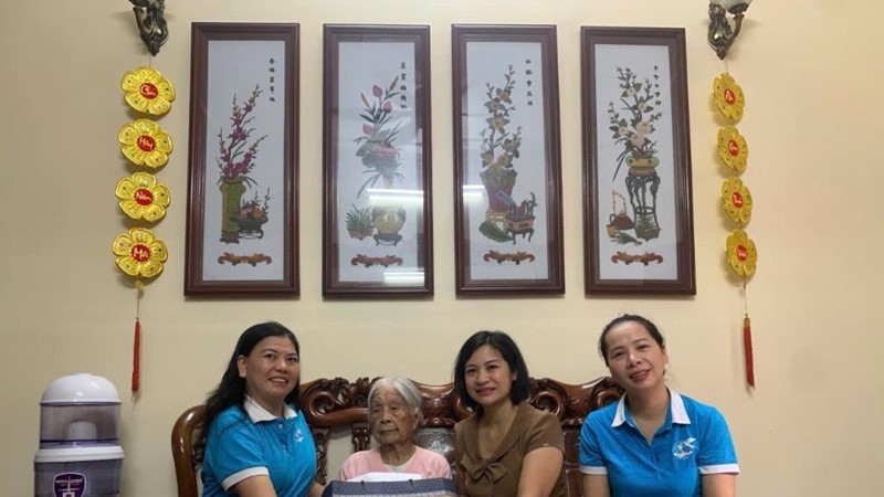 Hội LHPN phường Cầu Giấy thăm hỏi, tặng quà các gia đình chính sách 