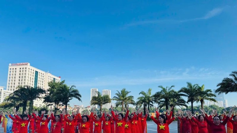 Hội LHPN phường Đại Mỗ đồng diễn dân vũ chào mừng Đại hội Đảng bộ phường