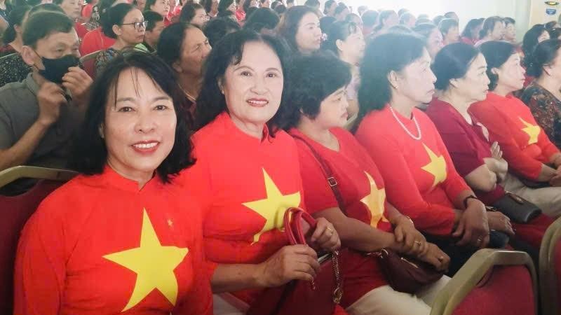 Hội LHPN phường Nghĩa Đô tổ chức xem phim lịch sử, tặng quà cho hội viên khó khăn