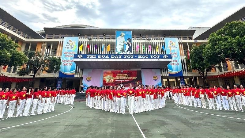 Hội LHPN phường Cầu Giấy: Đồng diễn dân vũ và trao quà Mẹ đỡ đầu