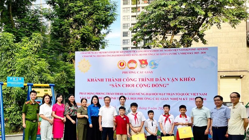 Phường Cầu Giấy khánh thành công trình dân vận khéo và trao quà tiếp sức đến trường
