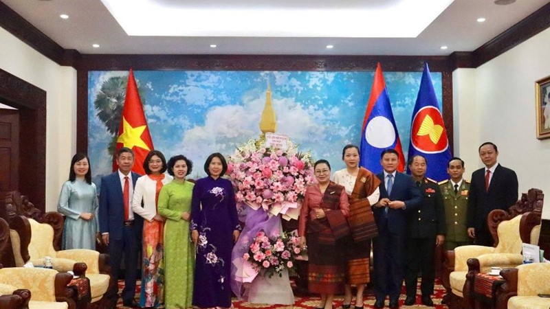 Hội LHPN Hà Nội chúc mừng 50 năm Quốc khánh nước Cộng hòa DCND Lào