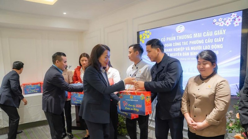 Bí thư Đảng ủy phường Cầu Giấy thăm, tặng quà Tết doanh nghiệp và người lao động