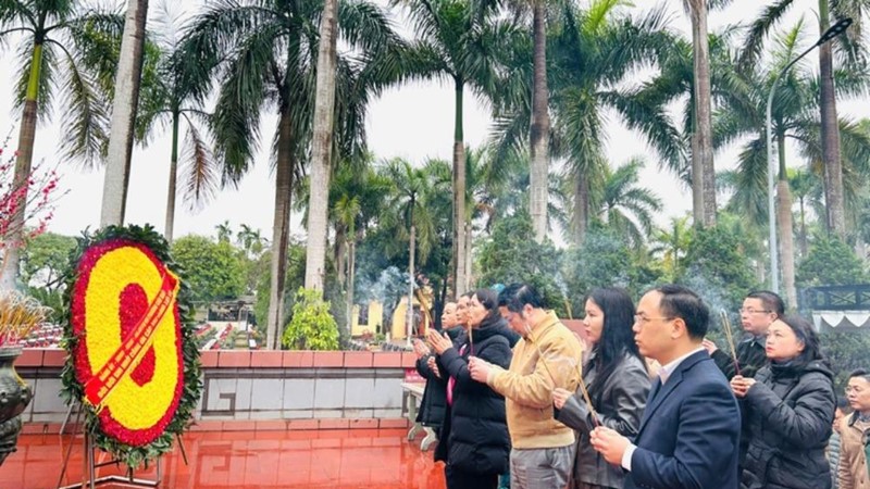 Phường Cầu Giấy viếng nghĩa trang liệt sỹ nhân dịp Tết Bính Ngọ