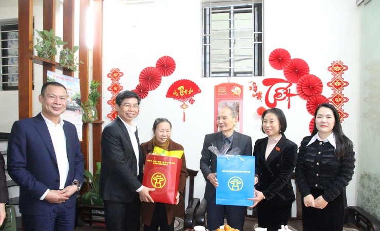 Phường Xuân Phương thăm, tặng quà gia đình chính sách nhân dịp Tết Nguyên đán Bính Ngọ 2026