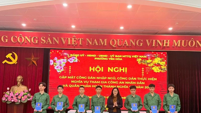 Phường Yên Hoà gặp mặt, tặng quà công dân lên đường nhập ngũ