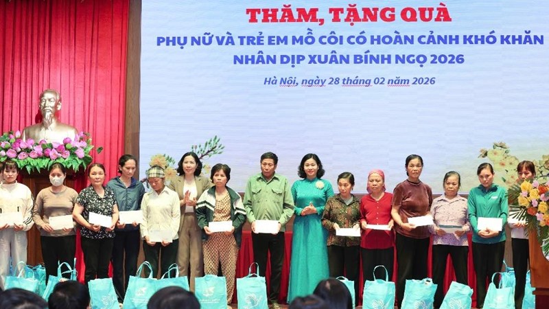 Chủ tịch Hội LHPN Việt Nam trao quà cho phụ nữ, trẻ em khó khăn tại 4 xã của Hà Nội