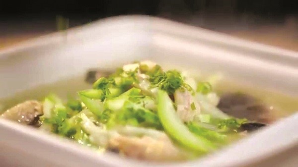 Canh bầu nấu với cá trê