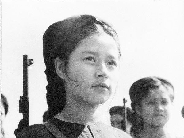Vẻ đẹp người phụ nữ Việt trong chiến tranh qua ảnh nghệ thuật 