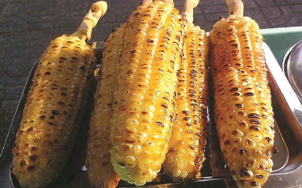 Mùi ngô nướng gọi đông sang…