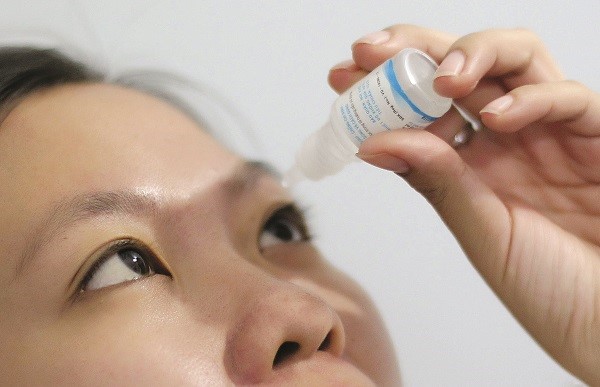 Cách tra thuốc nhỏ mắt cho trẻ nhỏ