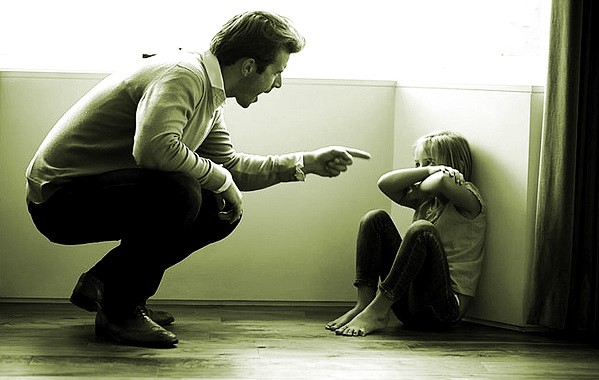 Biến vợ con thành bung xung trút giận