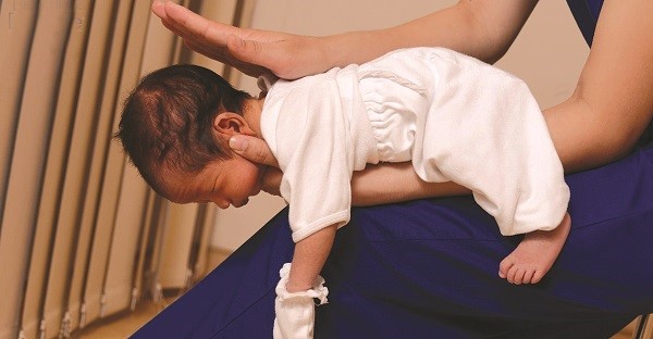 Sơ cứu khi trẻ sặc sữa