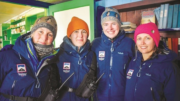 Những “bóng hồng” tại châu lục lạnh nhất thế giới 