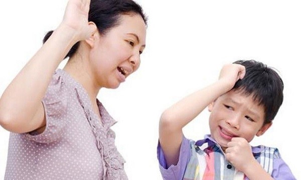 Bát phở bị hất xuống nền nhà