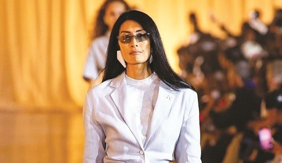 Khuynh đảo làng mẫu hiện đại ở tuổi 52