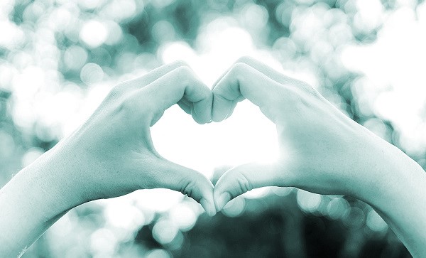 Tết đến xuân về, tặng sổ BHXH, thẻ BHYT cho người có hoàn cảnh khó khăn 