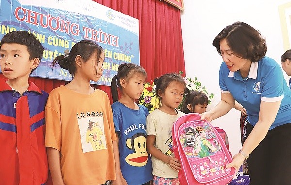 Phụ nữ Thủ đô mang yêu thương đến với phụ nữ và trẻ em vùng biên cương