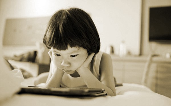 Dấu hiệu nhận diện con đang... nghiện màn hình