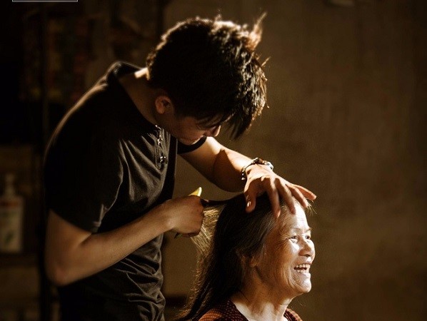 Để con nhuộm tóc cho nào
