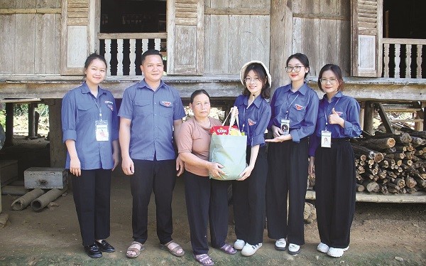 Nữ sinh giàu lòng nhân ái