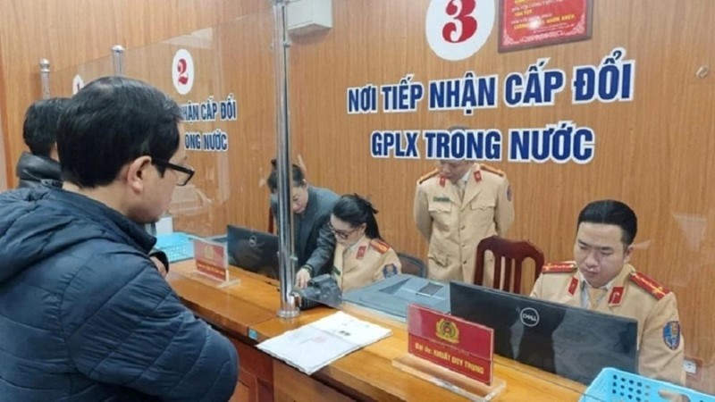 Xử lý nghiêm đối tượng “cò mồi” tại các điểm cấp, đổi giấy phép lái xe