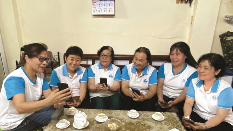 Hội Phụ nữ cùng gia đình hội viên tham gia “bình dân học vụ số” 