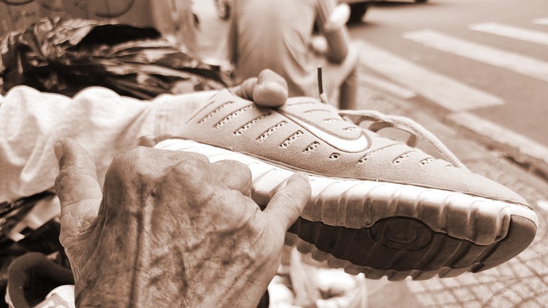 Ông lão sửa giày