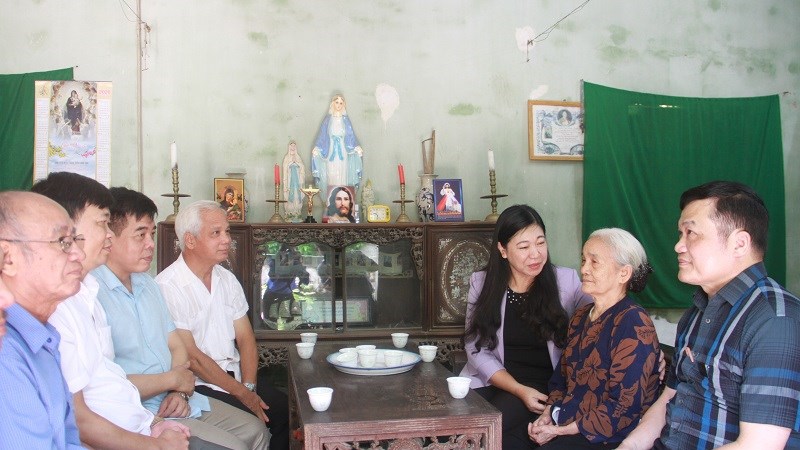 Chủ tịch Ủy ban MTTQ Việt Nam Thành phố tặng quà người cao tuổi có hoàn cảnh khó khăn 