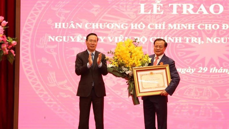 Chủ tịch nước Võ Văn Thưởng trao Huân chương Hồ Chí Minh cho đồng chí Phạm Quang Nghị