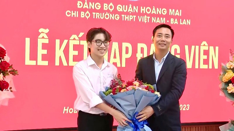 Học sinh đầu tiên của Trường THPT Việt Nam - Ba Lan vinh dự đứng vào hàng ngũ của Đảng
